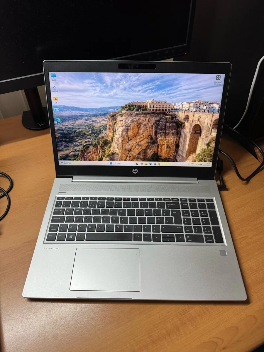 HP laptop Ryzen 5 16-256 win 11 pro - Image 1
