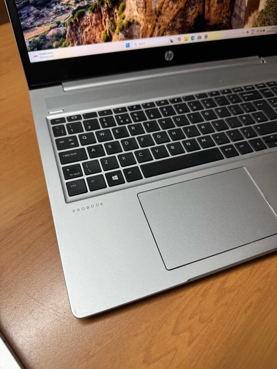 HP laptop Ryzen 5 16-256 win 11 pro - Image 3