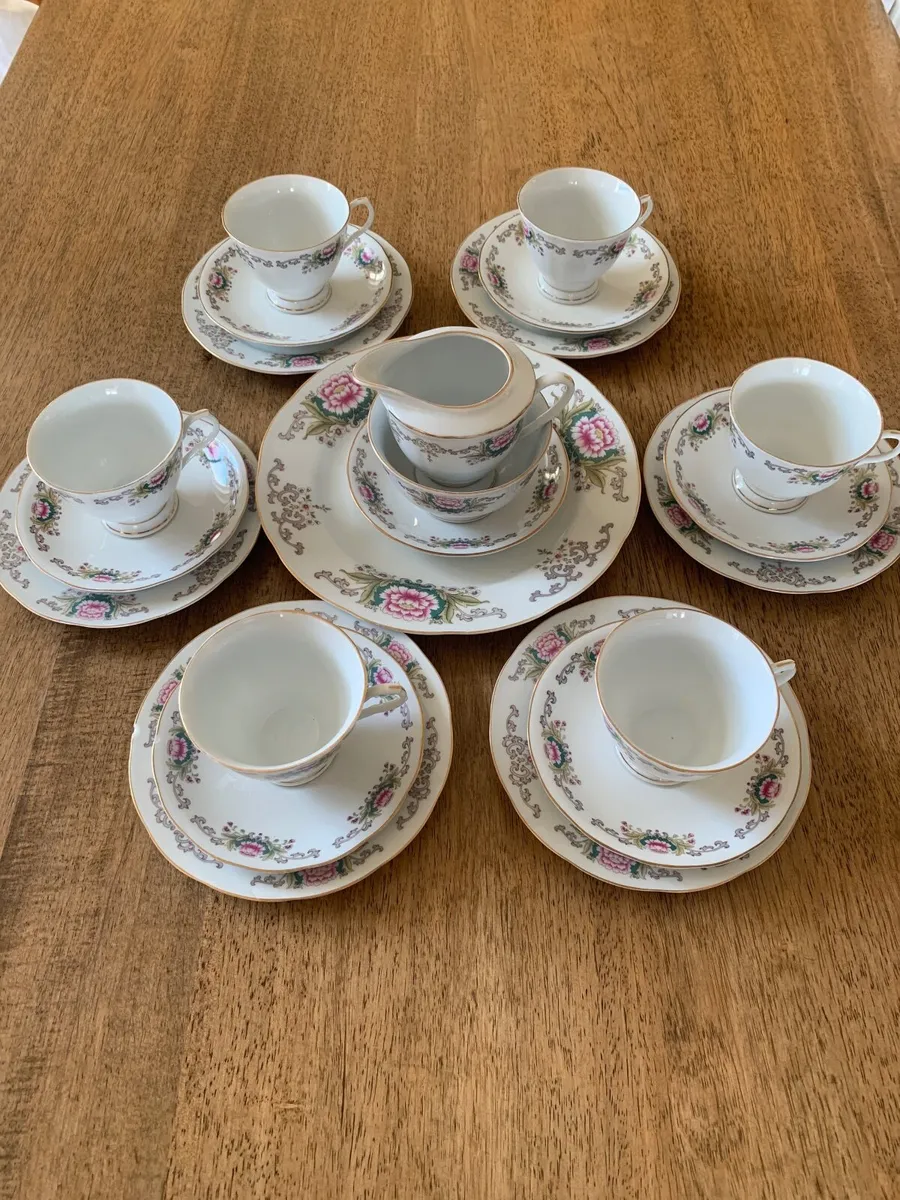 China Tea Set 22 piece - Image 1