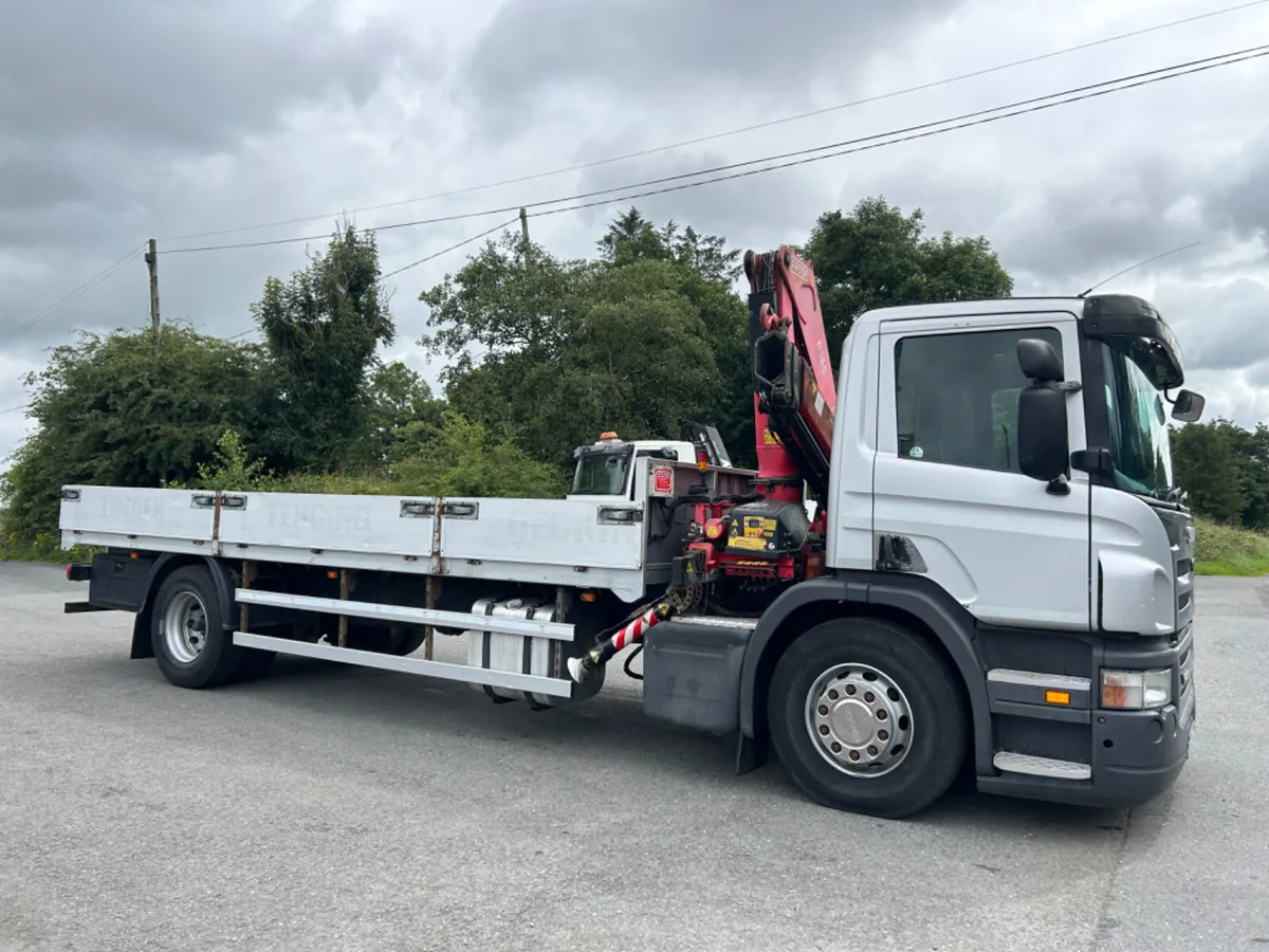 2012 Scania p230 18 ton flat with remote crane - Image 4