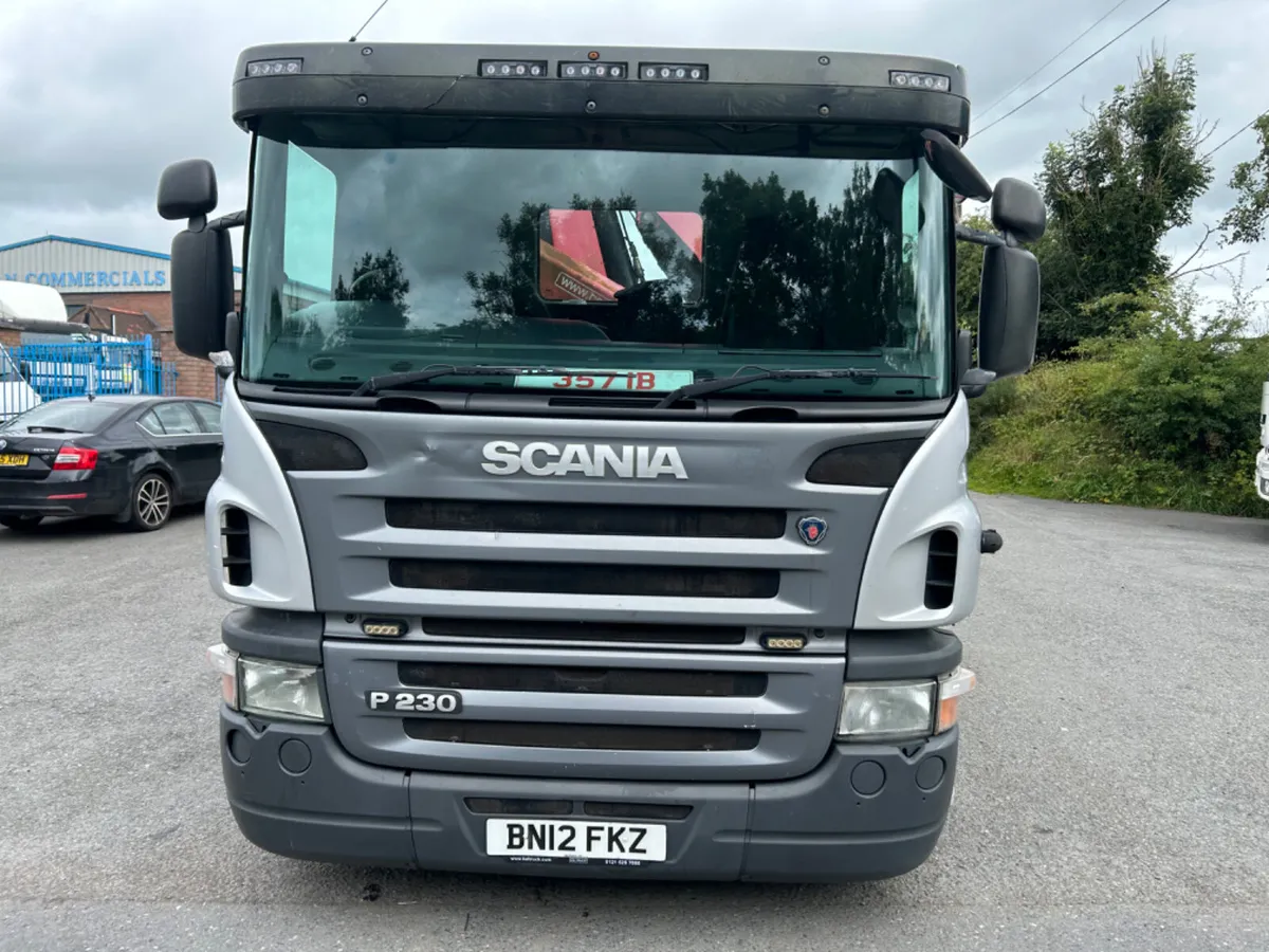 2012 Scania p230 18 ton flat with remote crane - Image 2