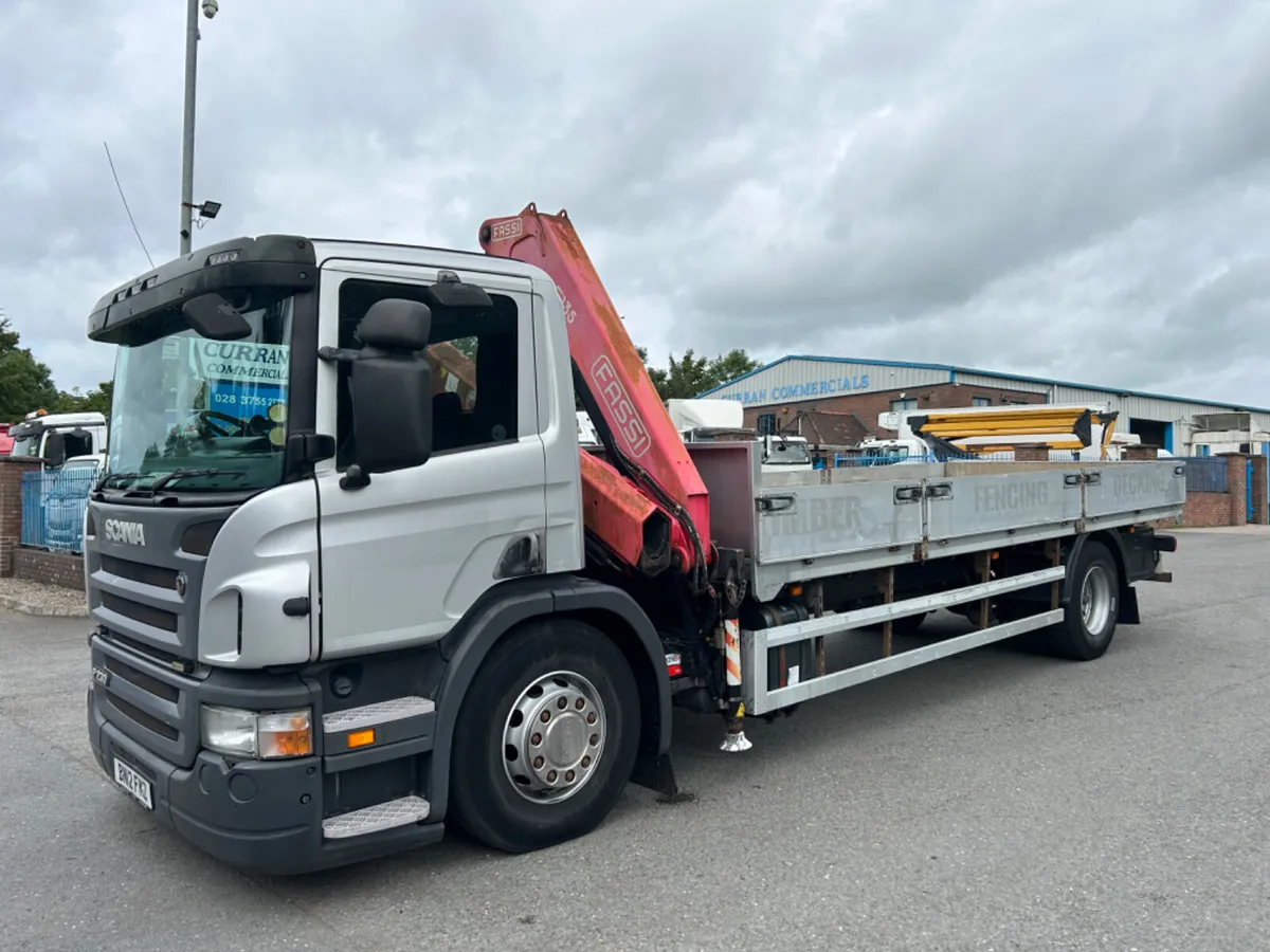 2012 Scania p230 18 ton flat with remote crane - Image 1