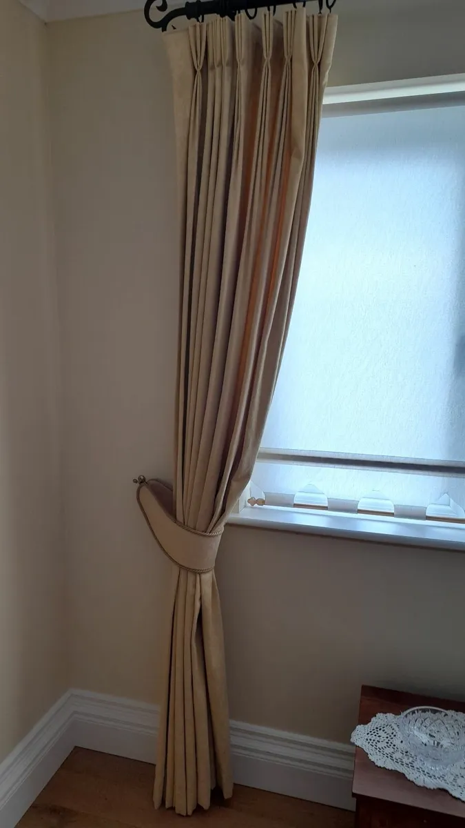 Curtains - Image 2