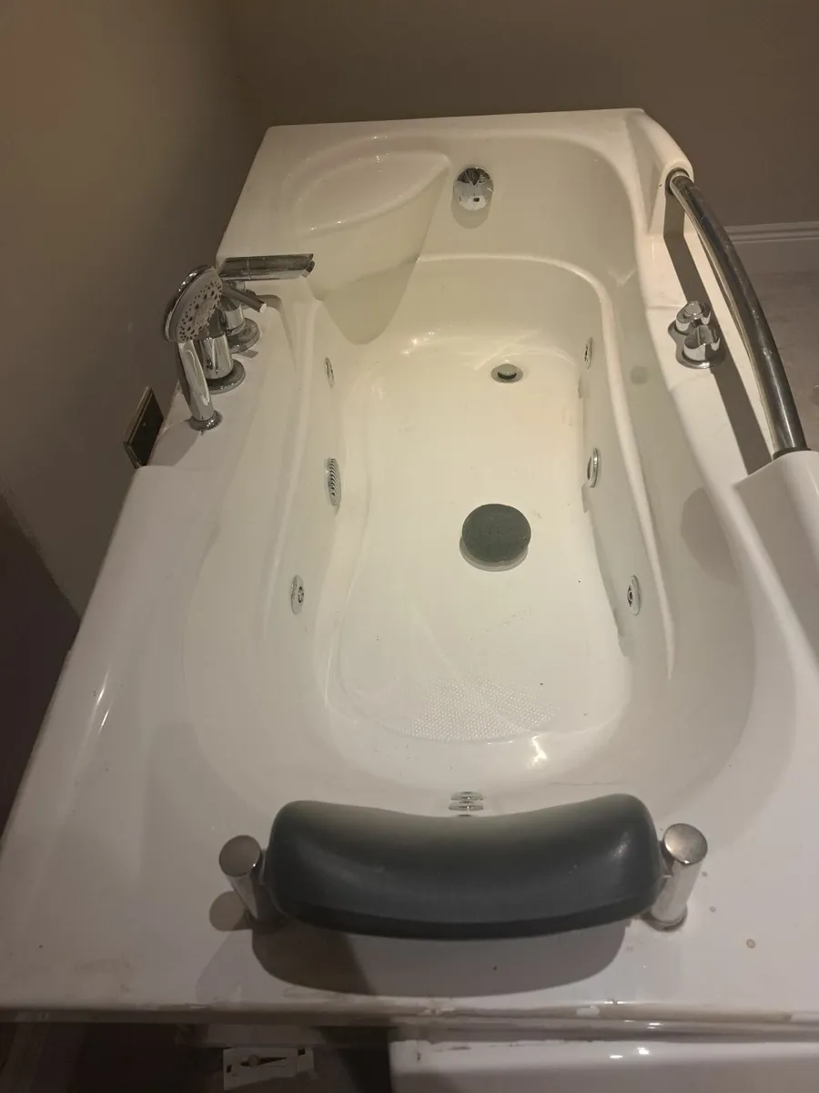 Jacuzzi bath - Image 4