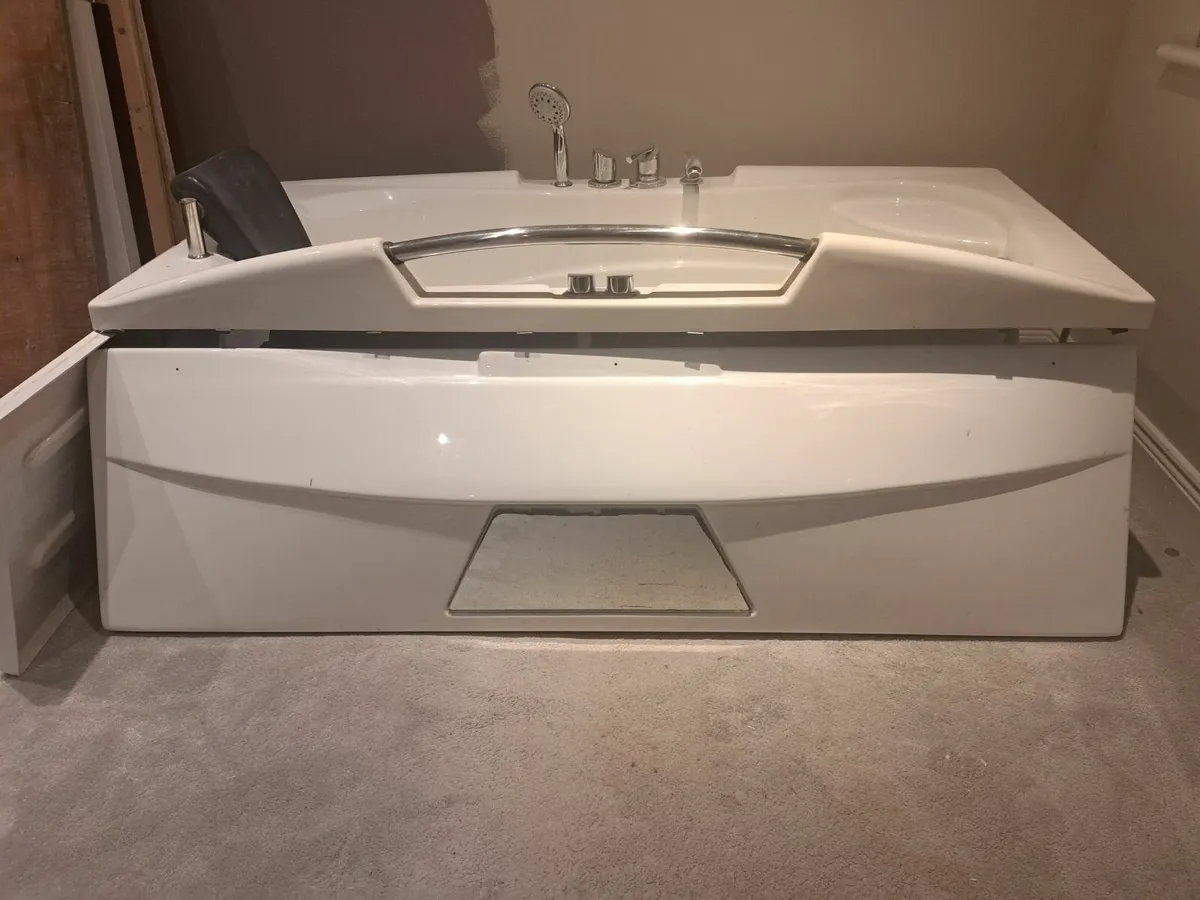 Jacuzzi bath - Image 2