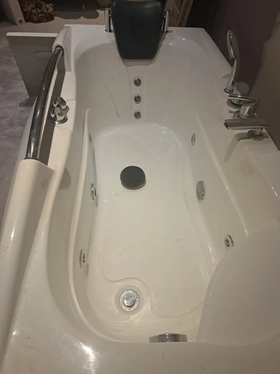 Jacuzzi bath - Image 3