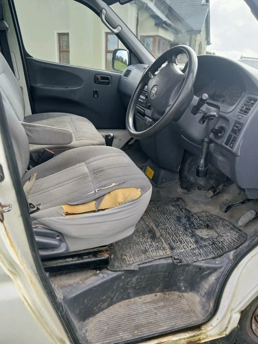 Hiace van - Image 3