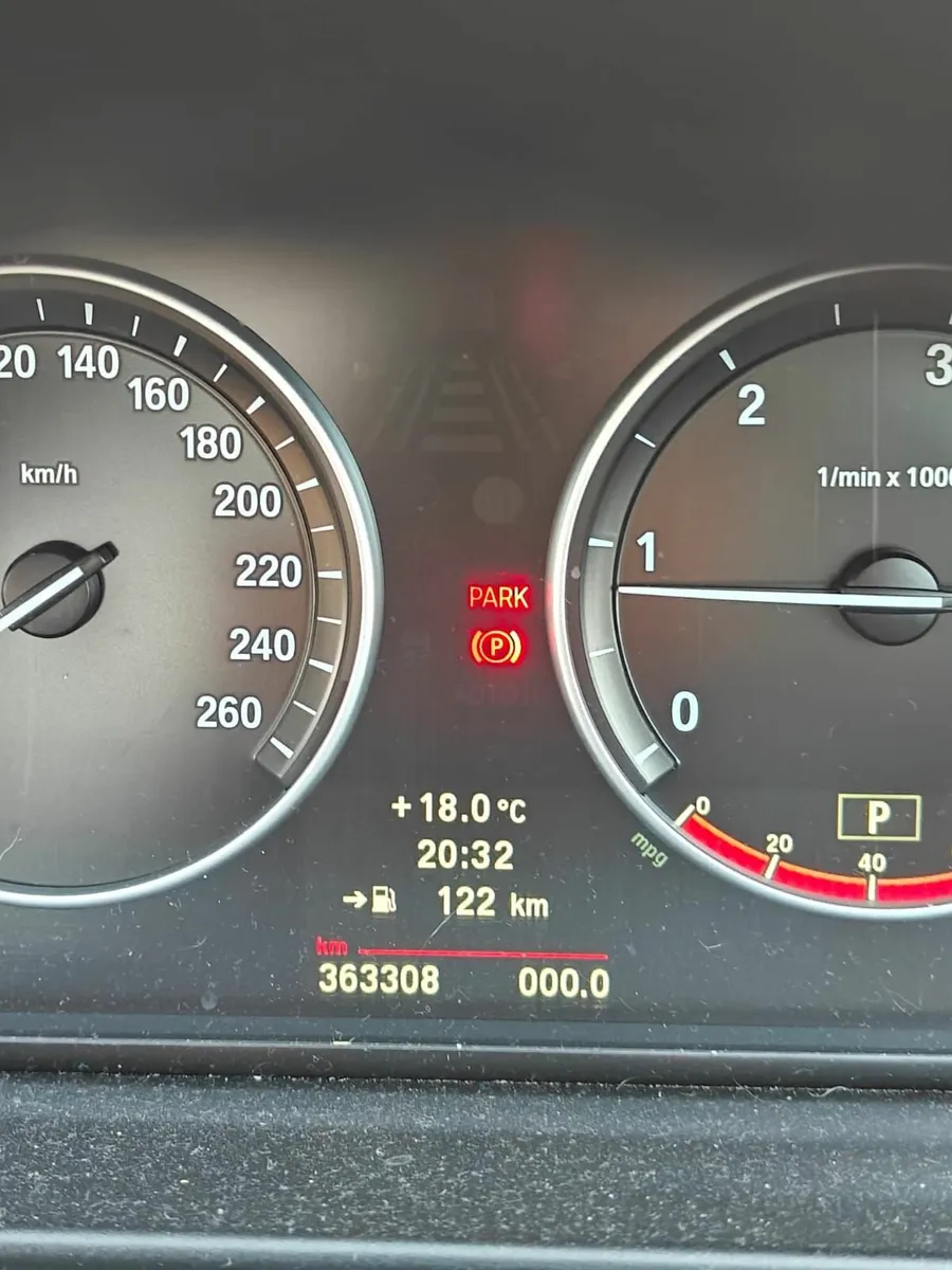 BMW 5-Series 2011 - Image 2