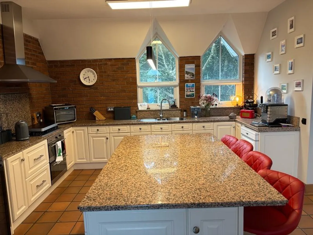 Kitchen with Granite worktops - Image 1
