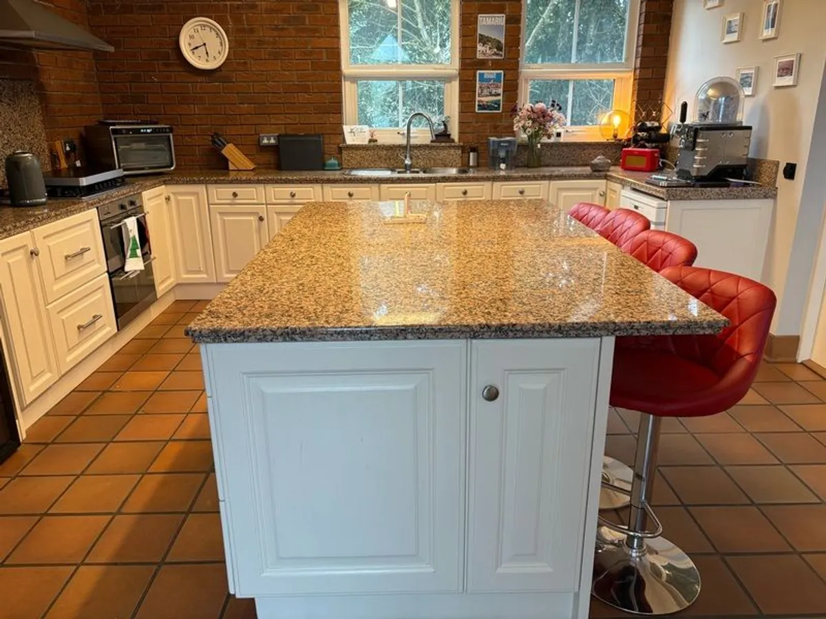 Kitchen with Granite worktops - Image 2