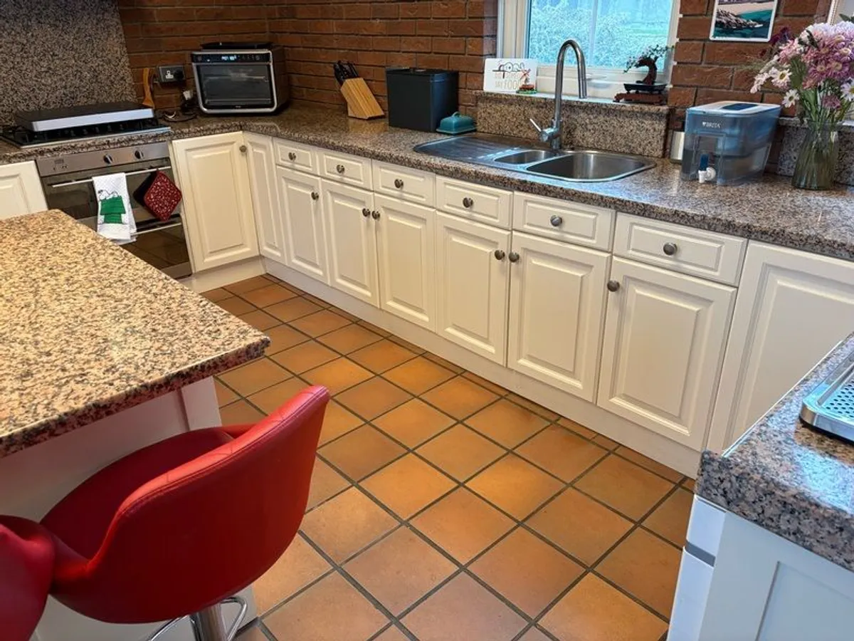 Kitchen with Granite worktops - Image 3