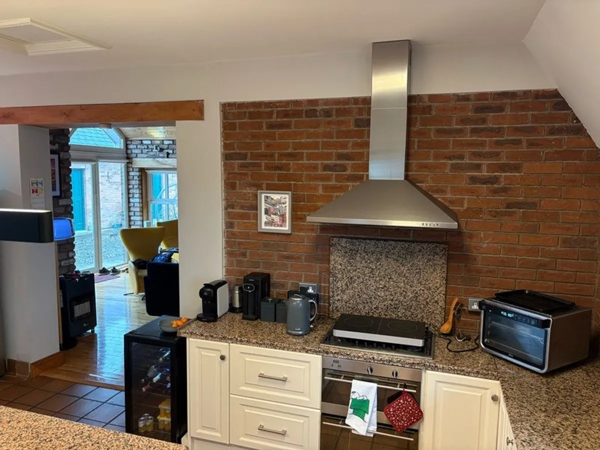 Kitchen with Granite worktops - Image 4