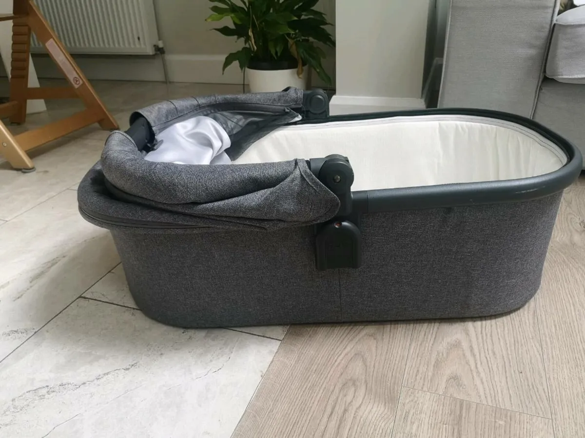 UppaBaby Cruz travel system - Image 4