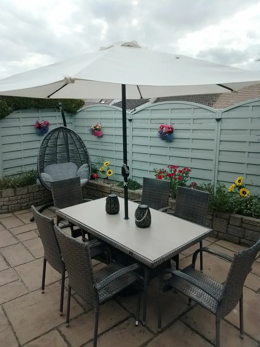 Garden table & chairs - Image 1