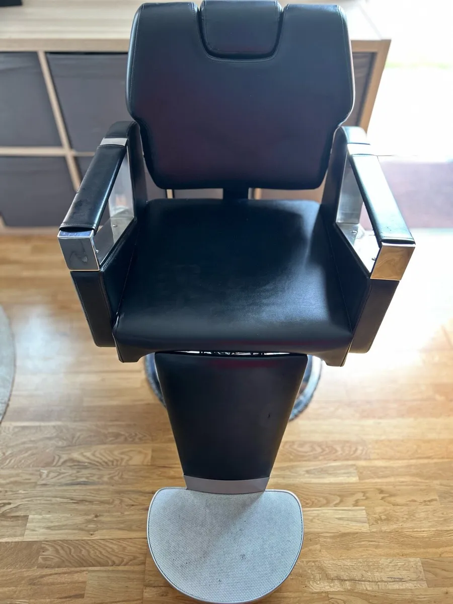Barber Chair – Space-Saving, Compact & Stylish! - Image 3