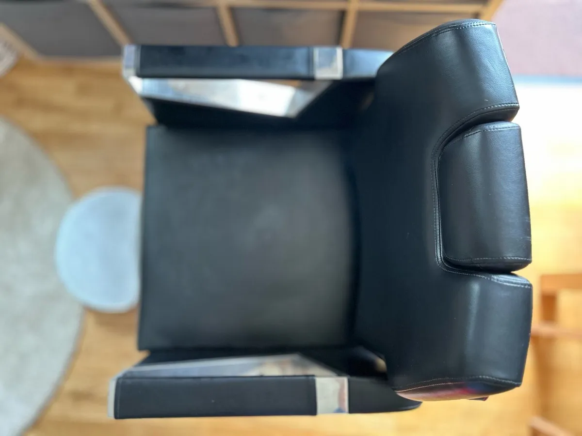 Barber Chair – Space-Saving, Compact & Stylish! - Image 4
