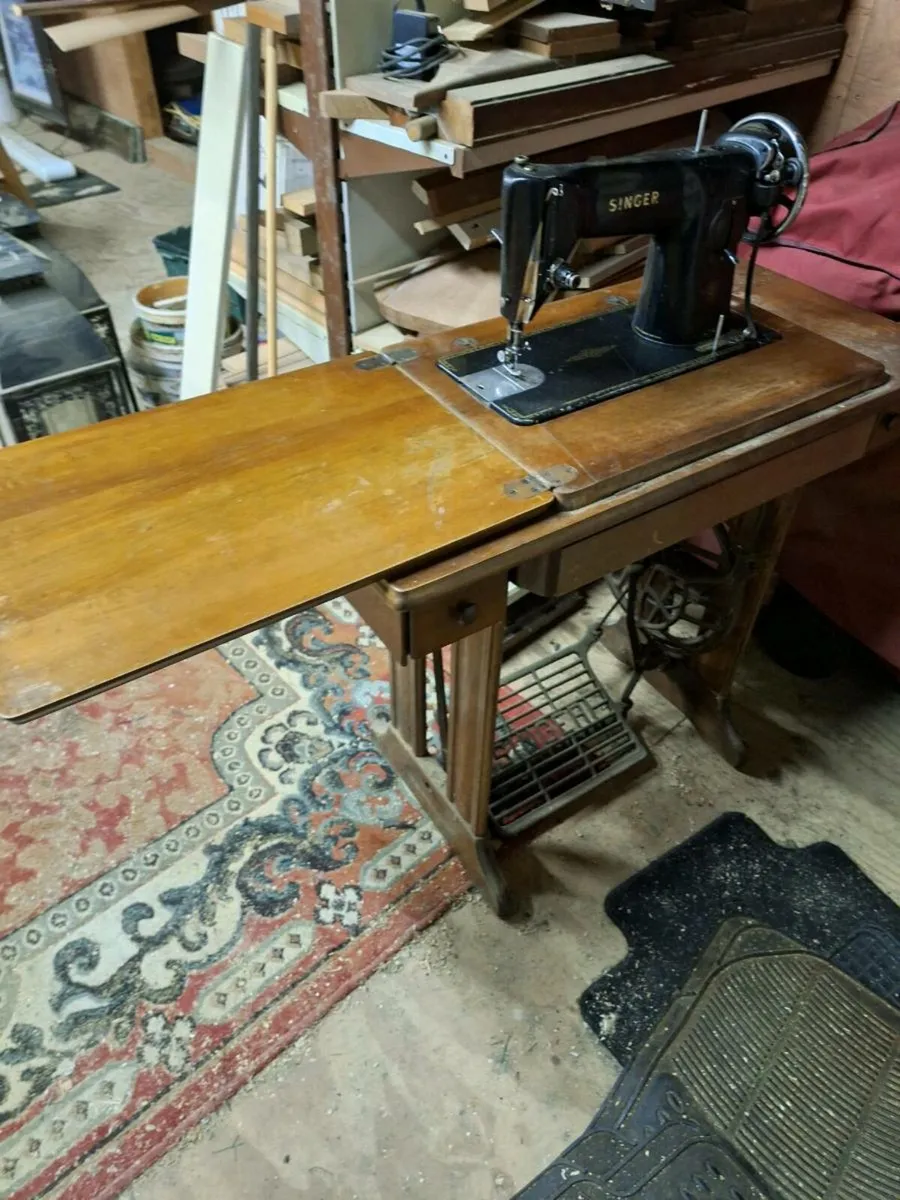 Old singer sewing machine - Image 2