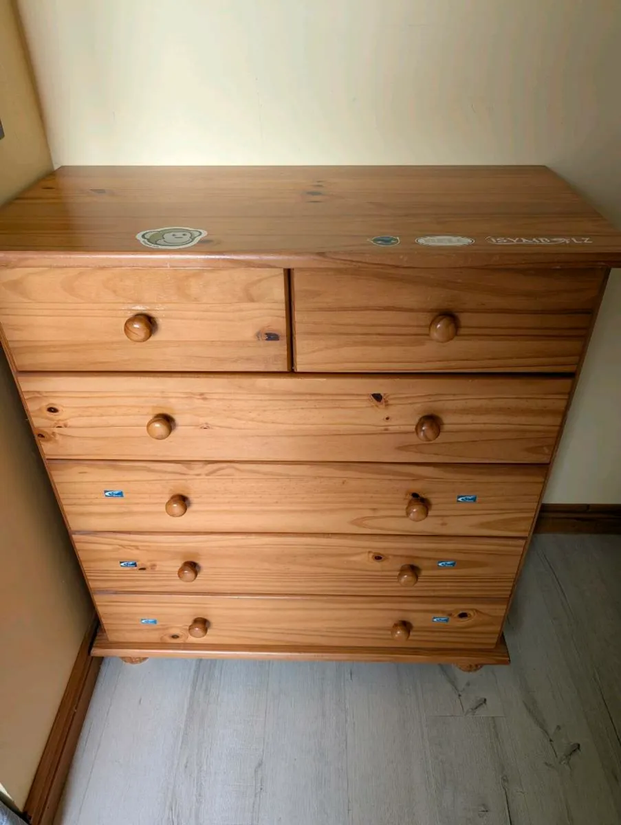 Solid wood chest of drawers - Image 1