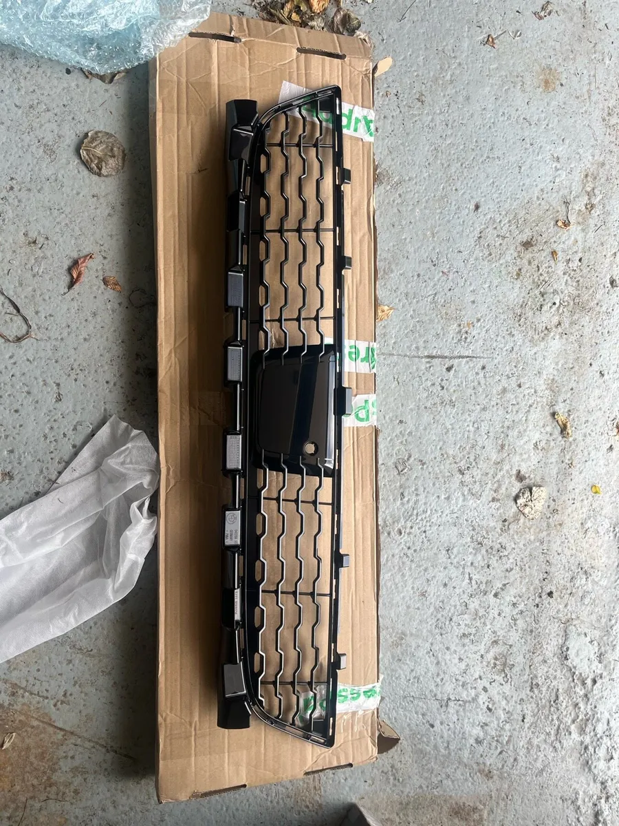 Lower middle bumper grill for F11- bmw 7, 2016