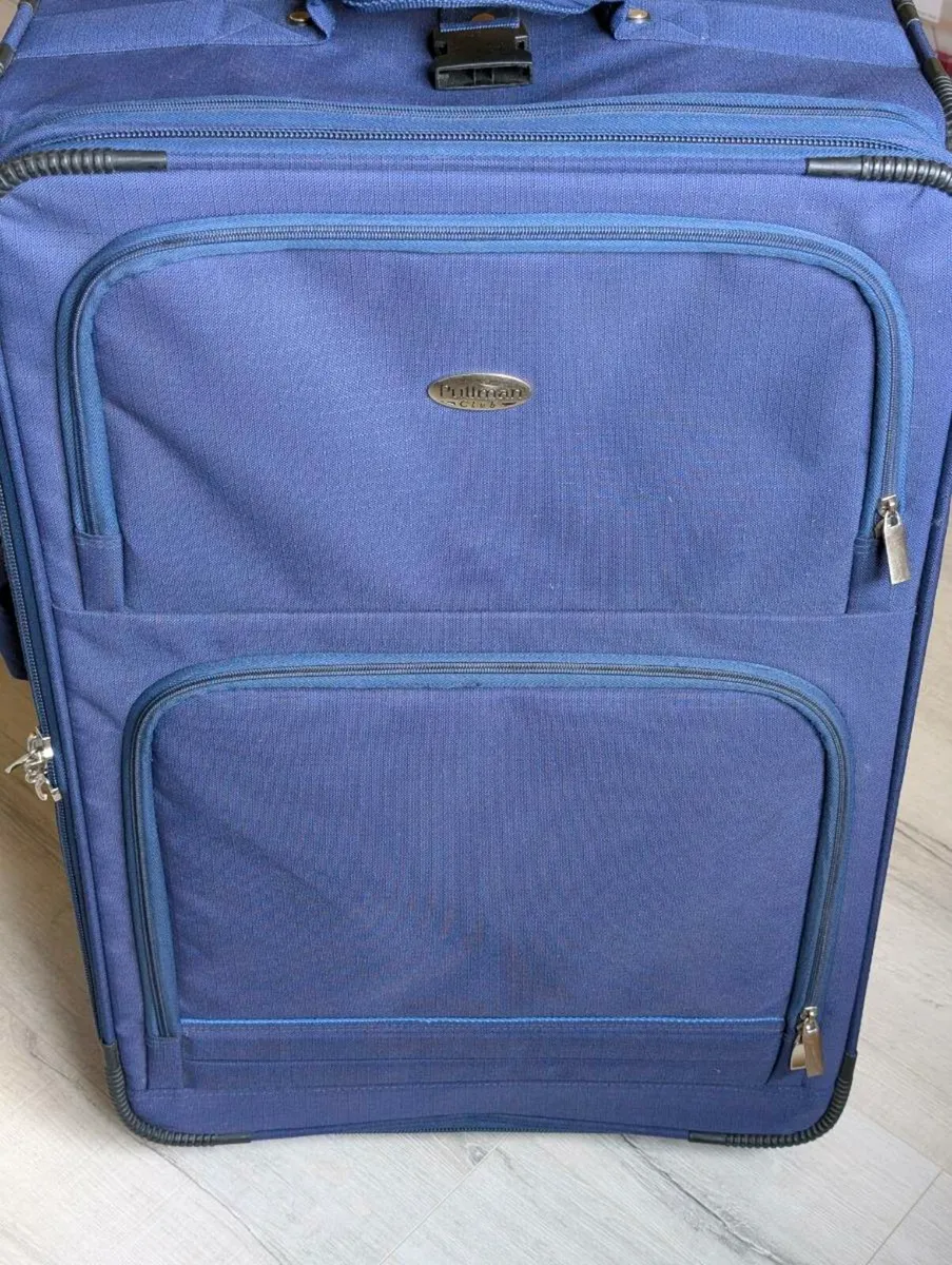 Matching set of carry on and medium size suitcases - Image 2