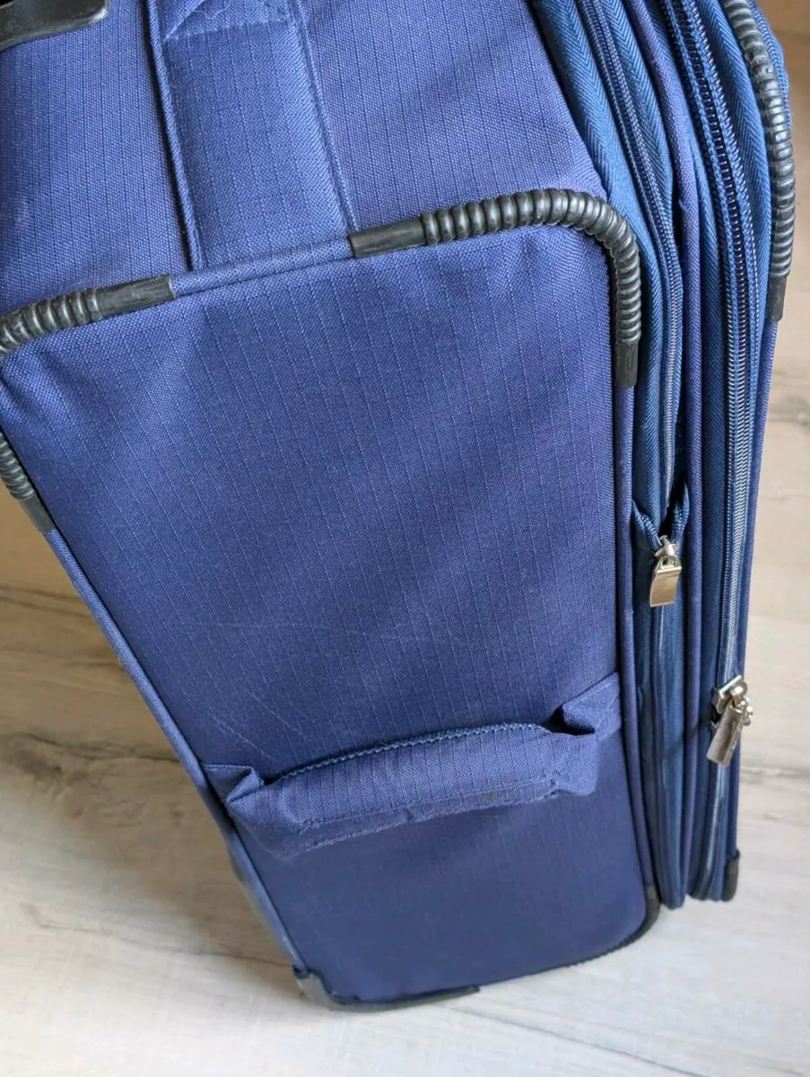 Matching set of carry on and medium size suitcases - Image 3