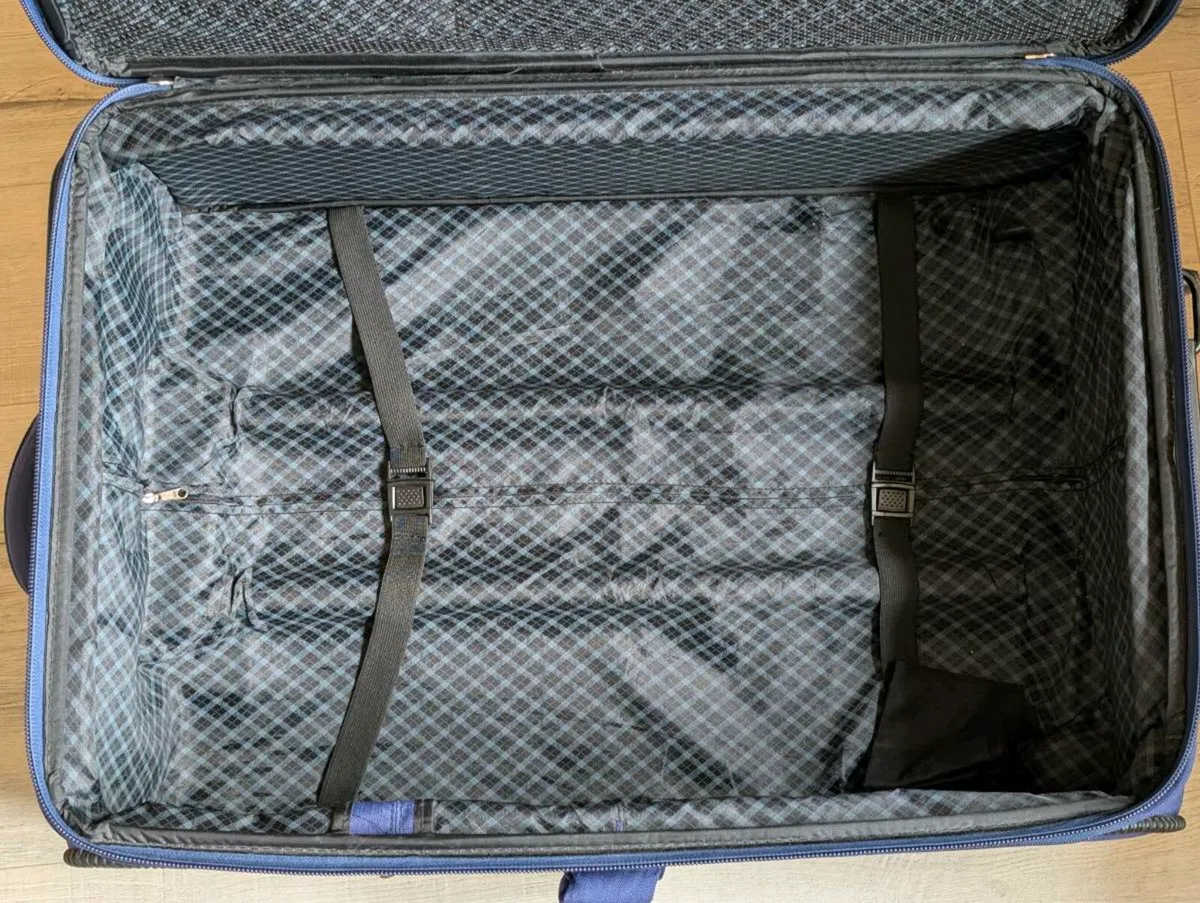 Matching set of carry on and medium size suitcases - Image 4