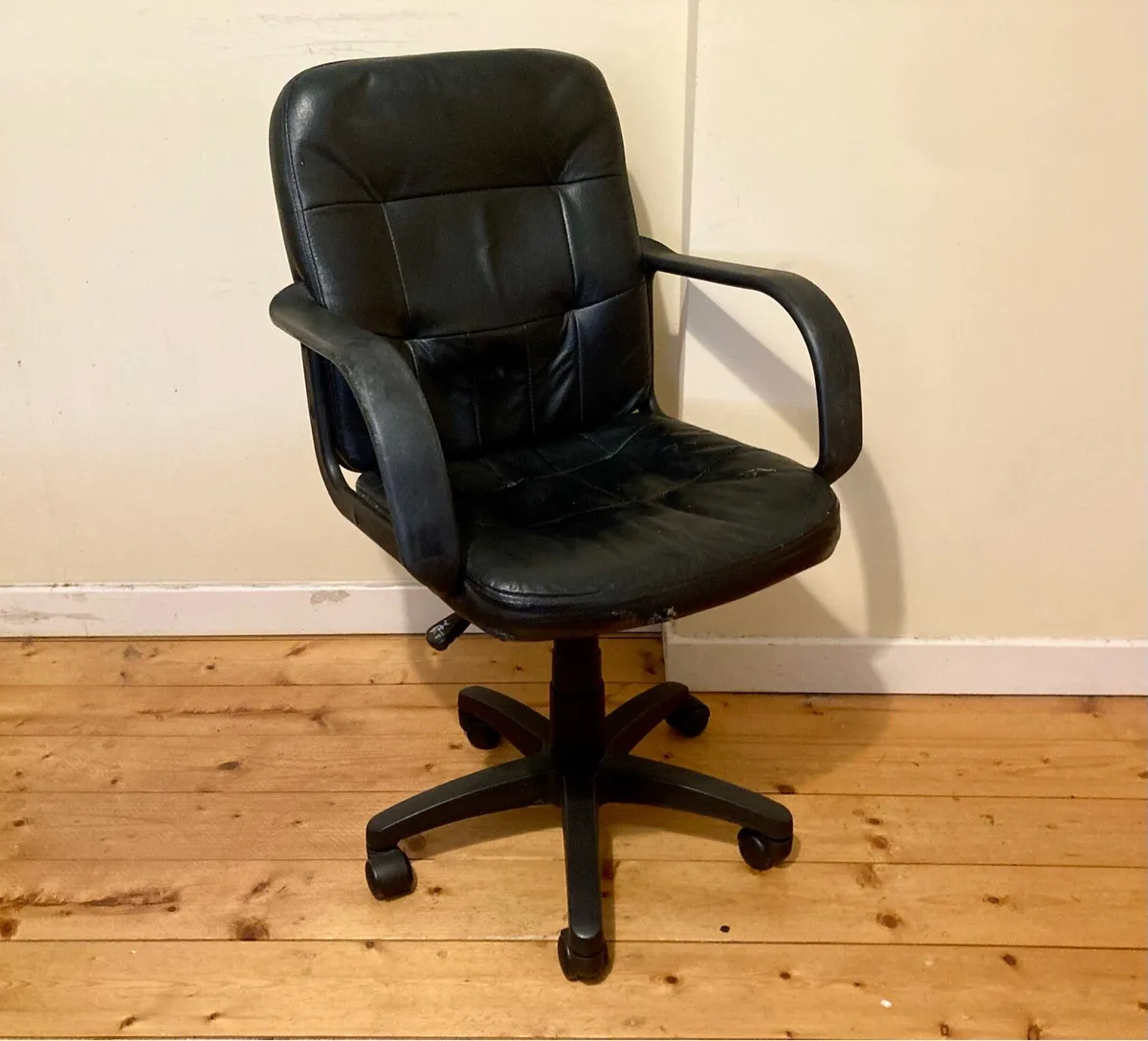 Black Swivel Office Chair - Image 1