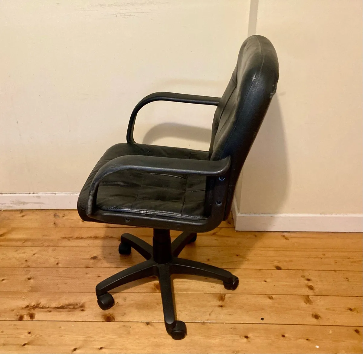 Black Swivel Office Chair - Image 2