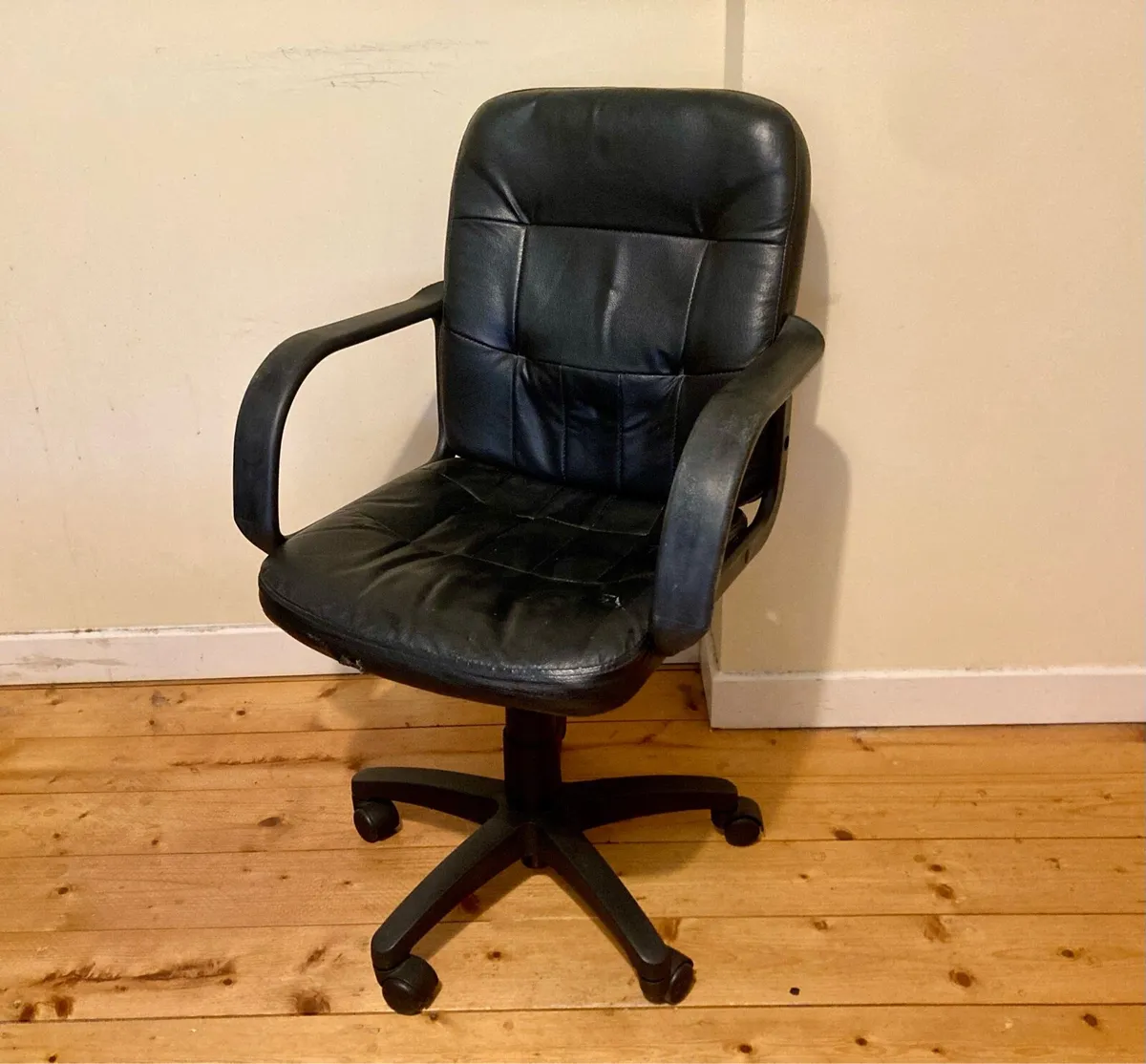 Black Swivel Office Chair - Image 3