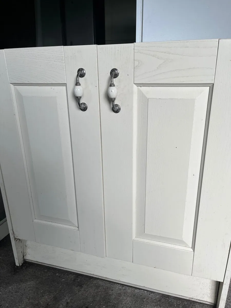 Kitchen cabinets and appliances - Image 1