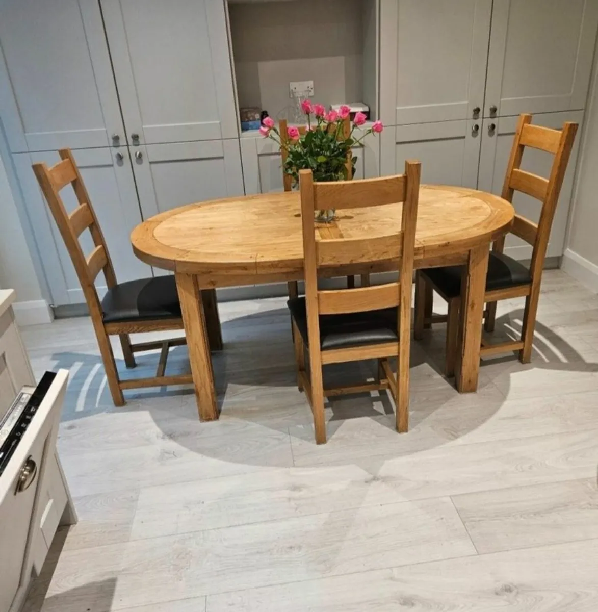 Extending Dining table Solid Oak & 6 chairs - Image 1