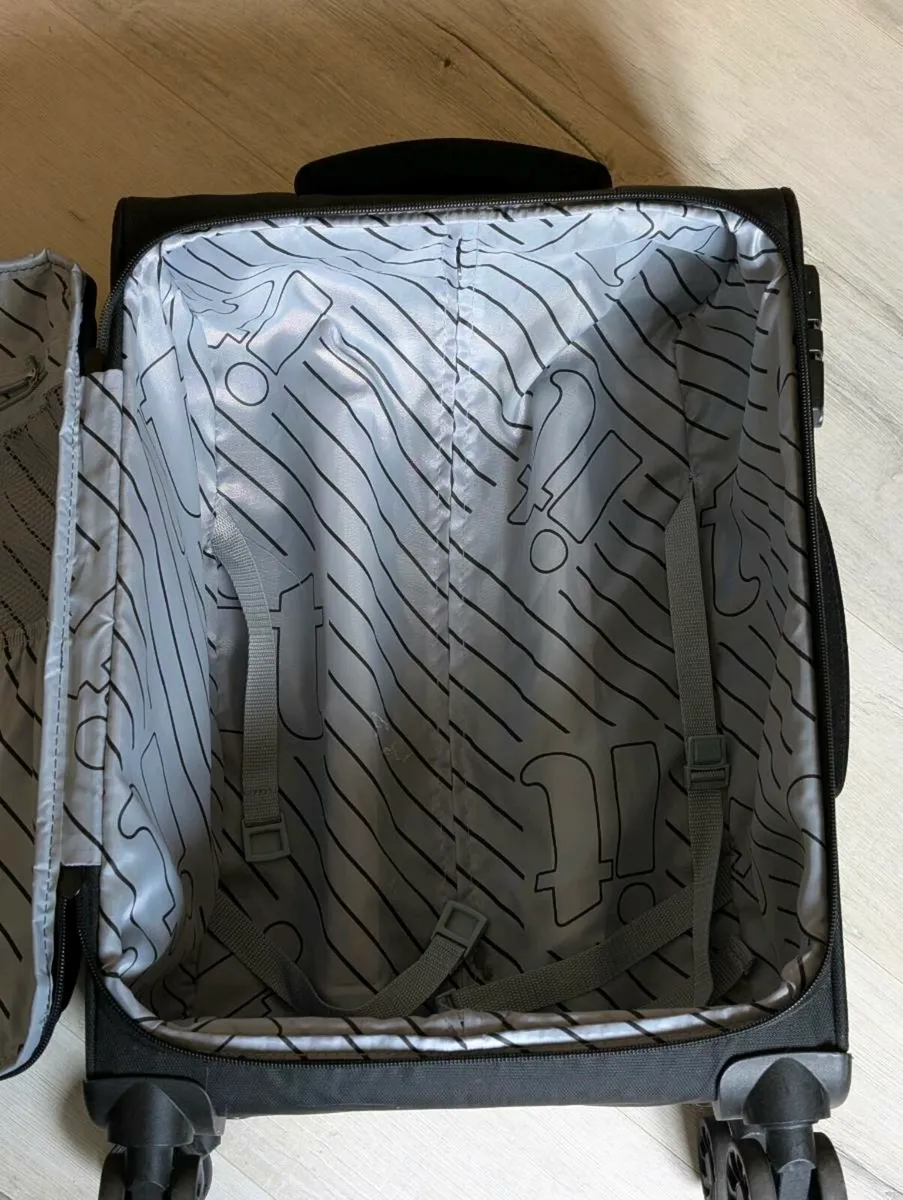 Good quality carry on suitcase - Image 2