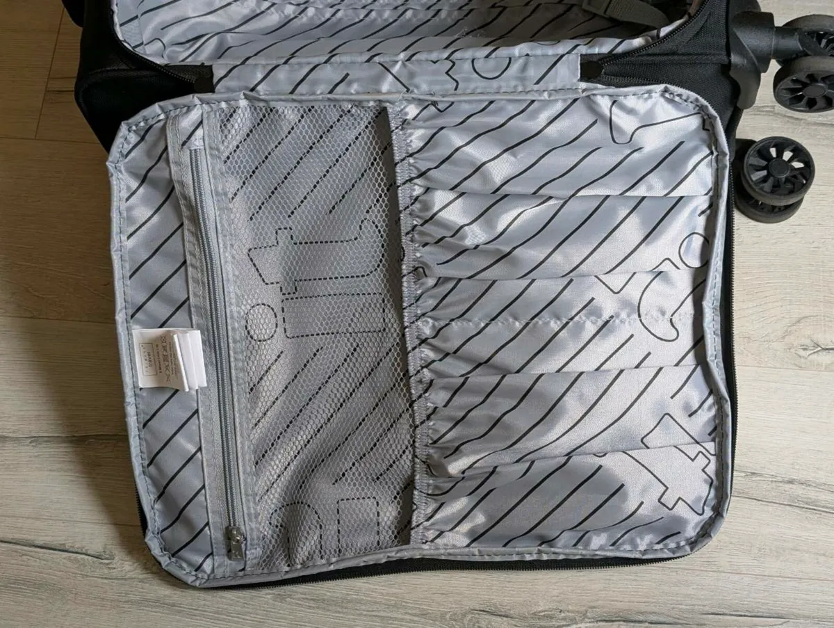 Good quality carry on suitcase - Image 3