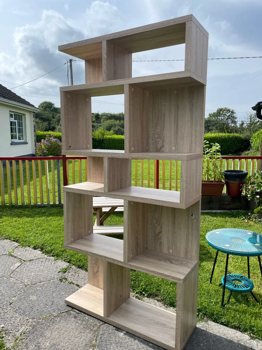 Standing shelf unit