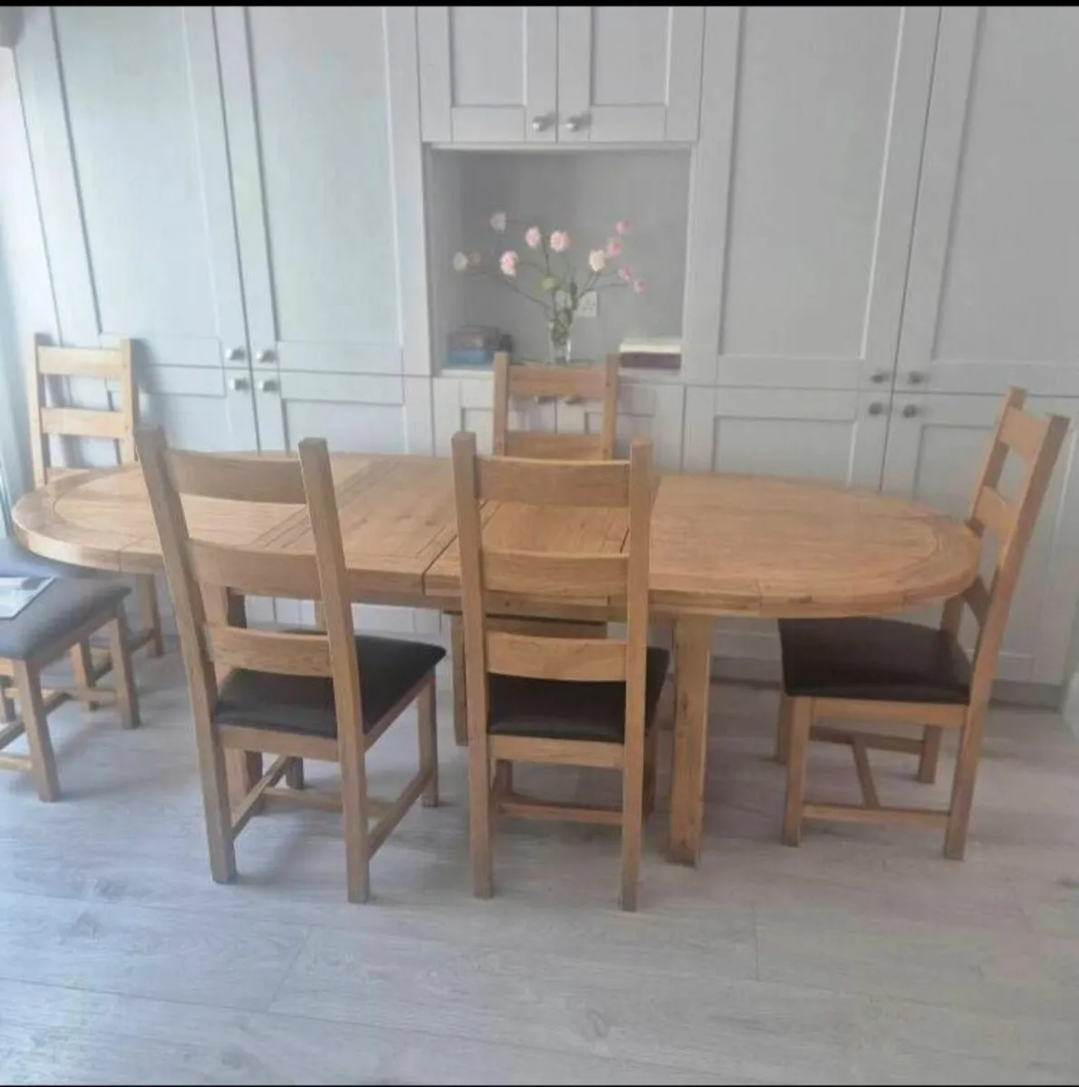 Extending Dining table Solid Oak & 6 chairs - Image 3
