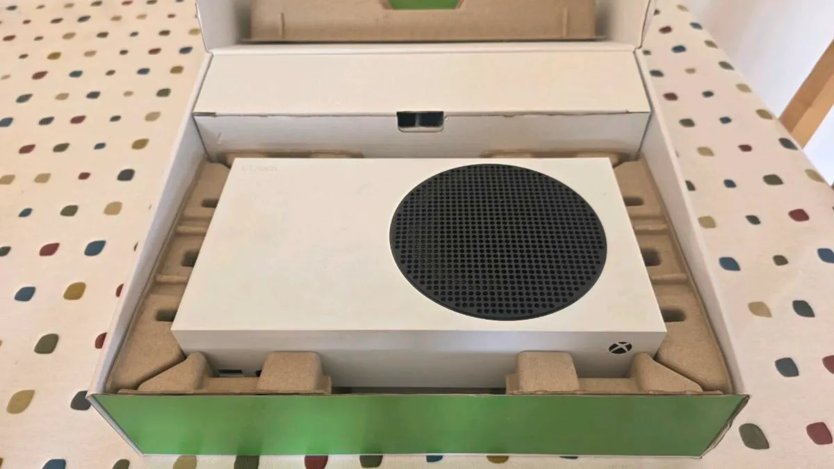 Xbox Series S 512GB With Wireless Headset - Image 2