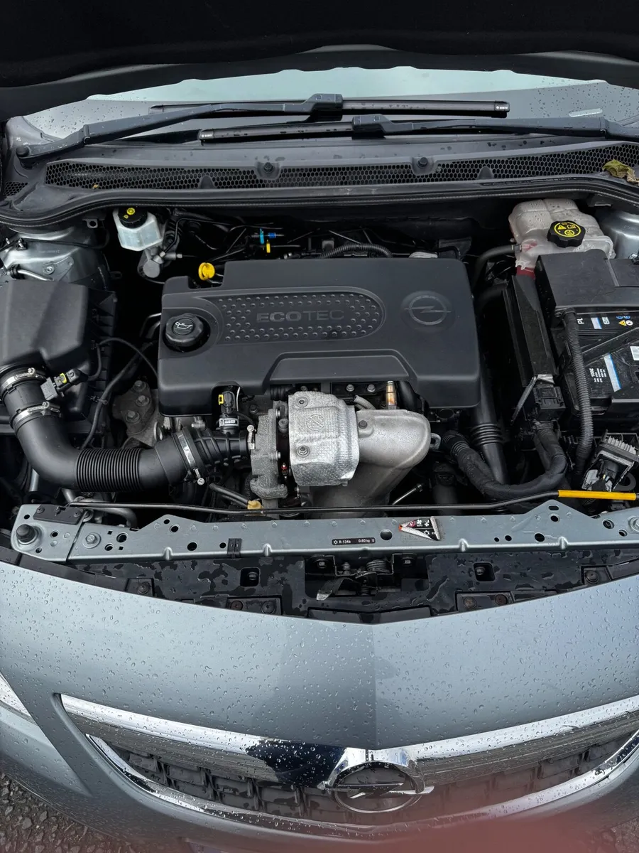 Opel Astra 2012 - Image 2