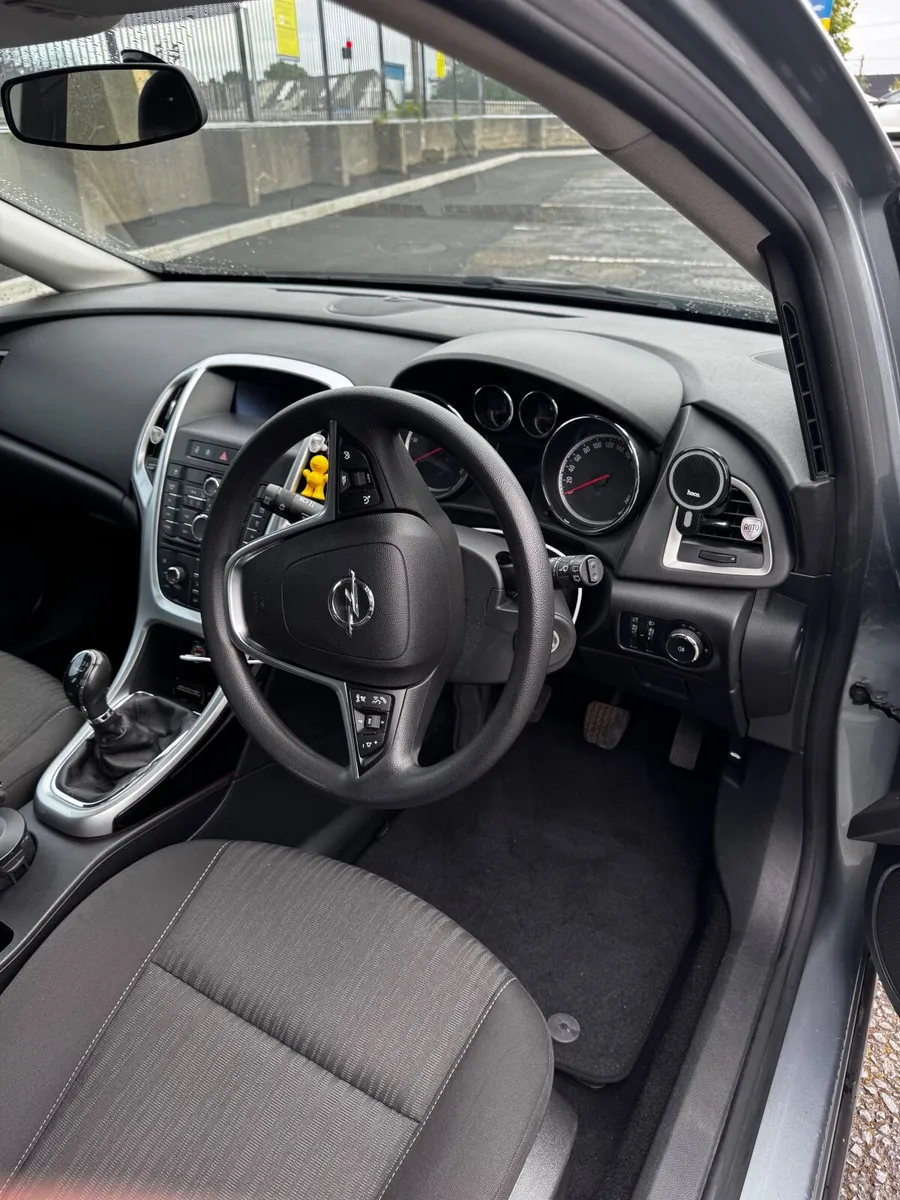 Opel Astra 2012 - Image 3