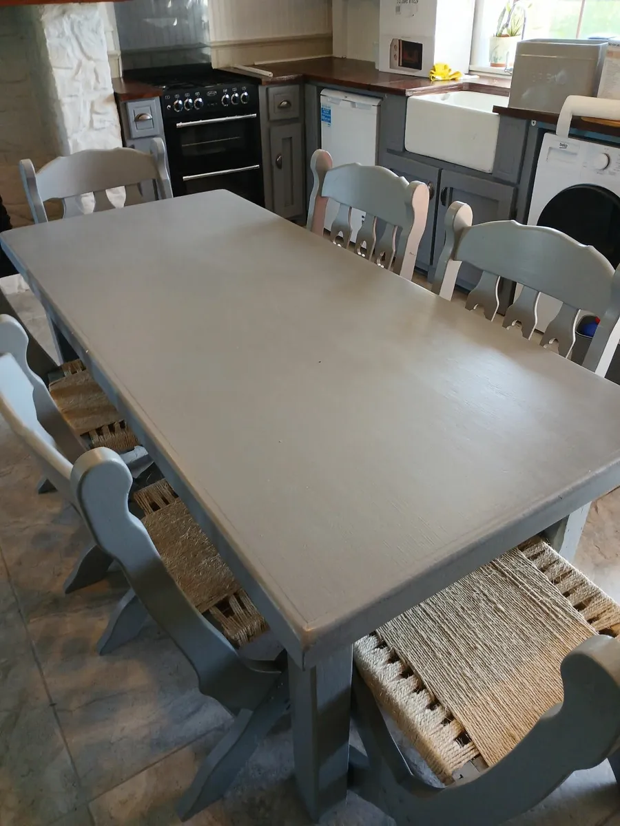 Table and 6 chairs - Image 1
