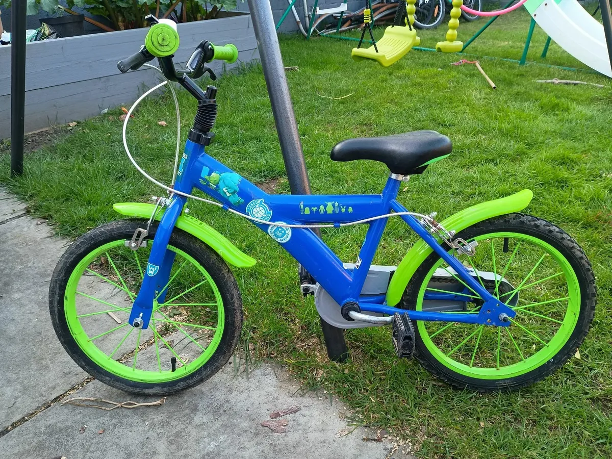 Bike with stabilisers - Image 1