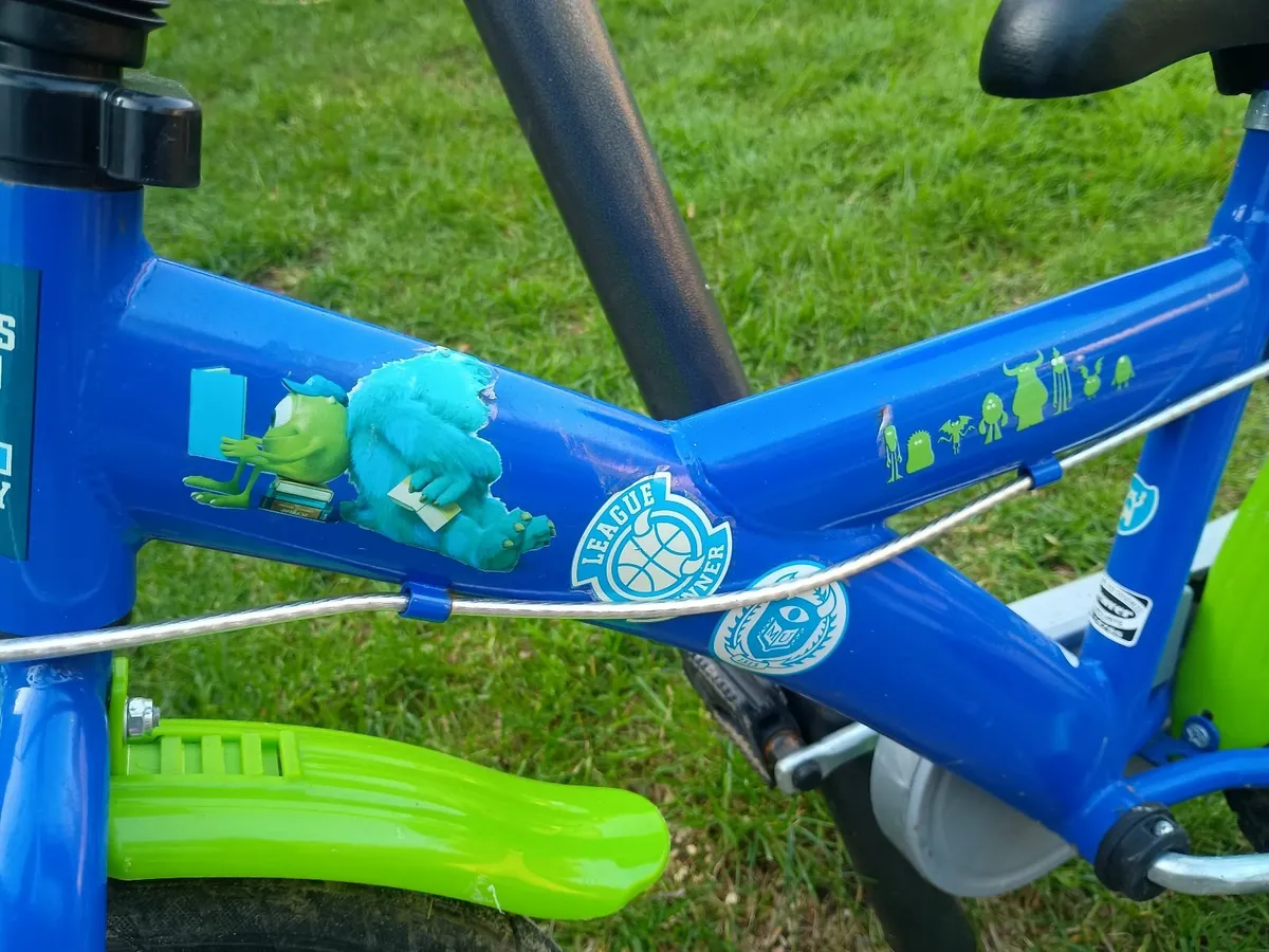 Bike with stabilisers - Image 3
