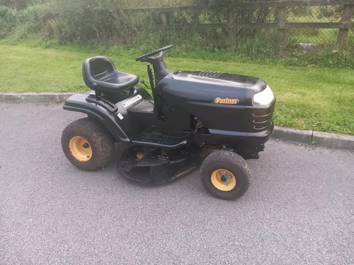 Ride on lawnmower - Image 1