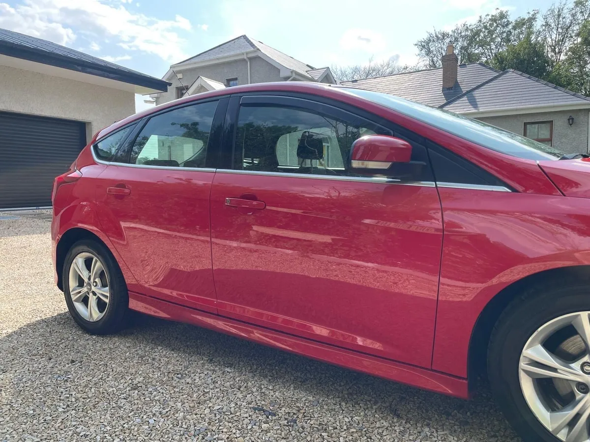 Ford focus 2011 Zetec s NCT AND TAX - Image 2