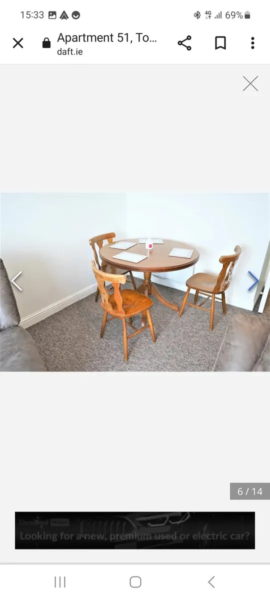 Round table and three chairs - Image 2