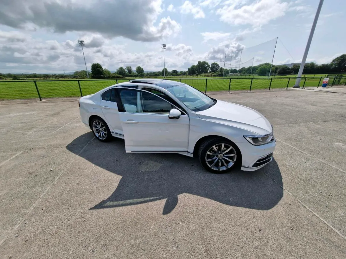 R-Line 2.0L Volkswagen Passat - Image 3