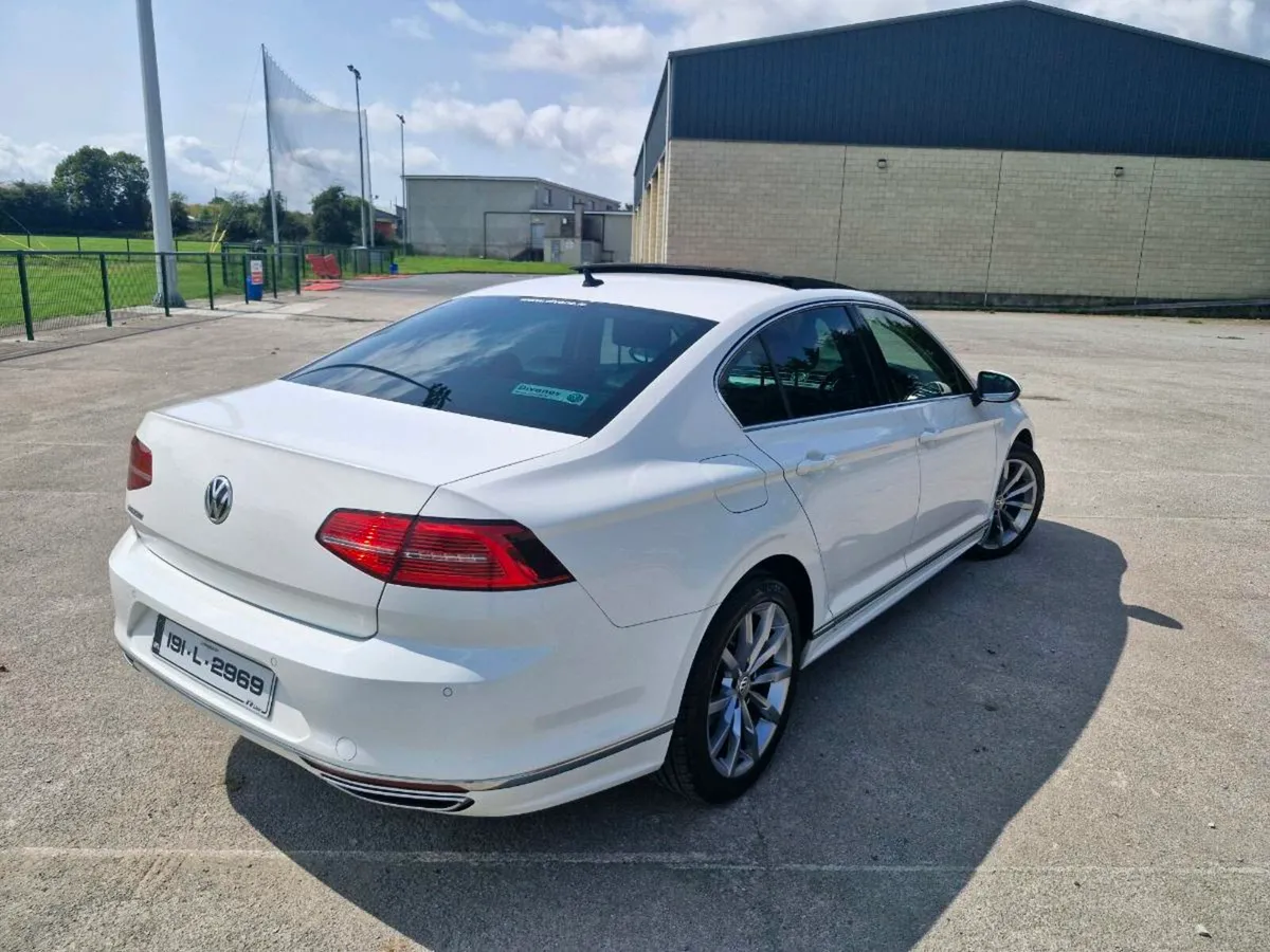 R-Line 2.0L Volkswagen Passat - Image 4