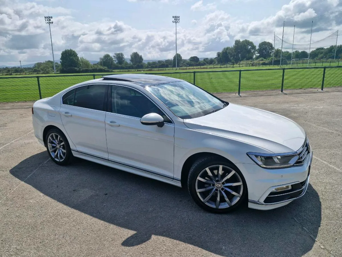 R-Line 2.0L Volkswagen Passat - Image 2