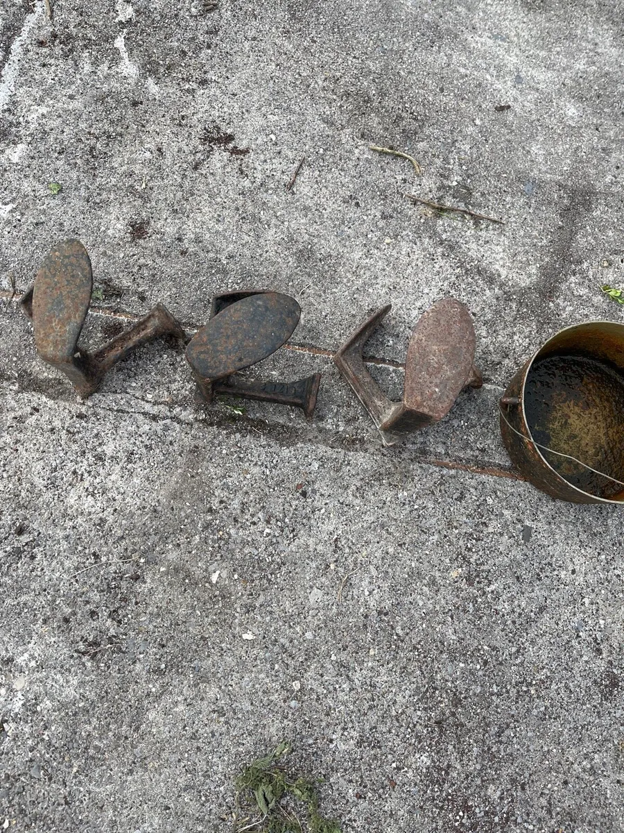 Old cast-iron pots, kettles and cobbler shoe lasts - Image 2