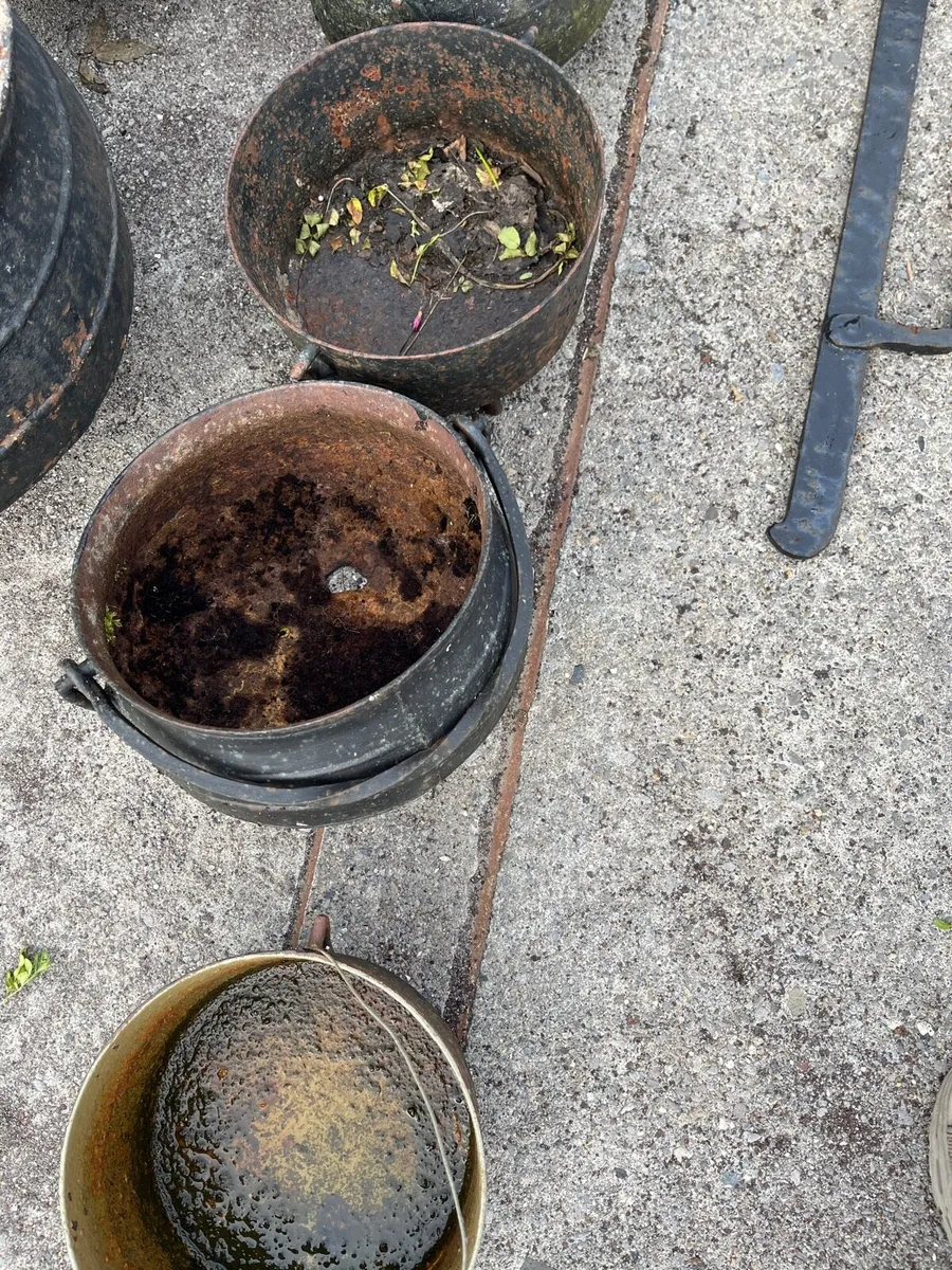 Old cast-iron pots, kettles and cobbler shoe lasts - Image 3