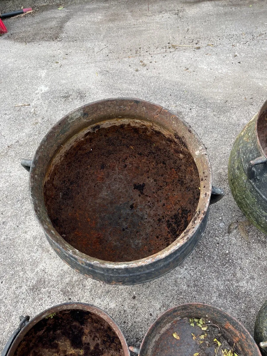Old cast-iron pots, kettles and cobbler shoe lasts - Image 4